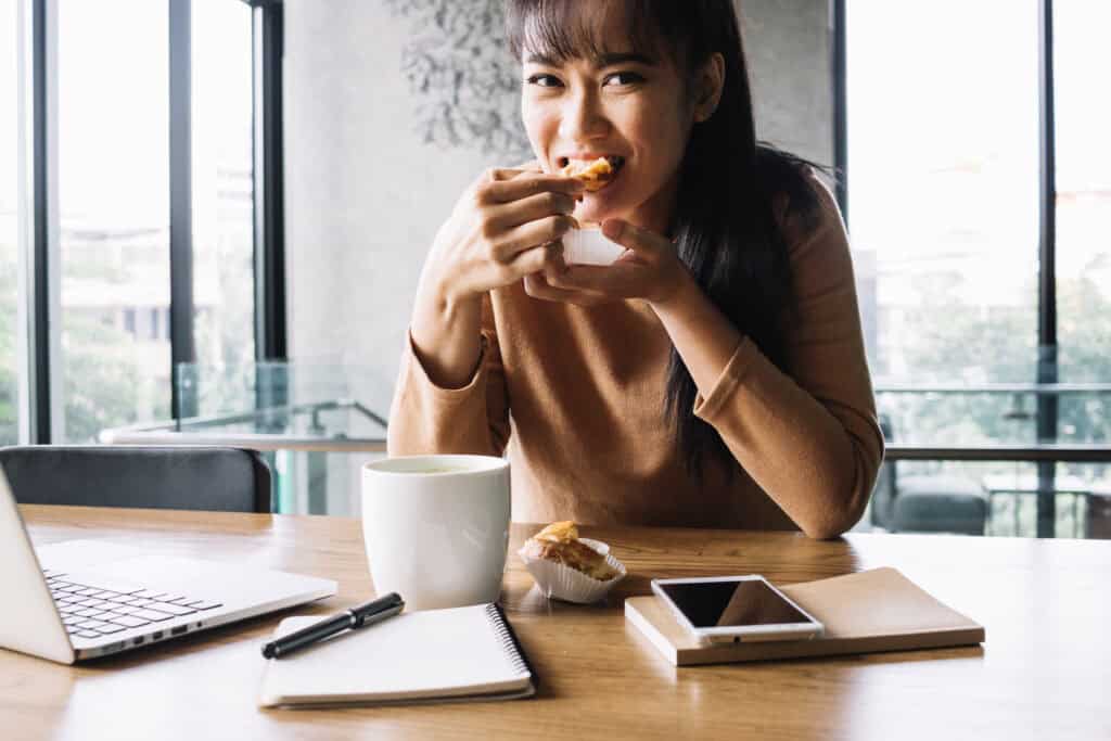 減脂期間怎麼吃零食?3 種情境搭配低卡與高蛋白吃法 / 圖取自 Freepik